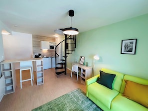 TV - We Live In R - Duplex 504 (Reims)