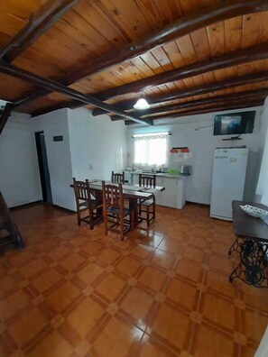 Cabana família, sacada, vista para a montanha | Cozinha privada | Geladeira grande, fogão, cooktop, talheres/pratos/utensílios de cozinha