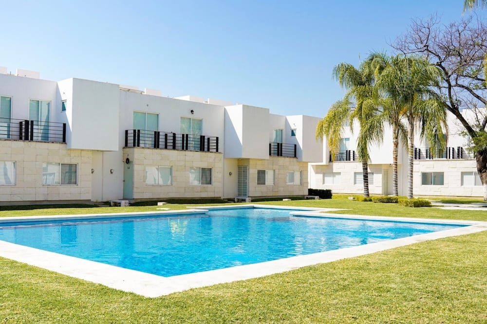 Modern House in Yautepec l Pool & Garden