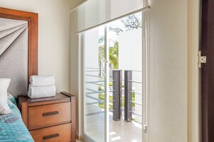 3 habitaciones, cubrecamas y escritorio 