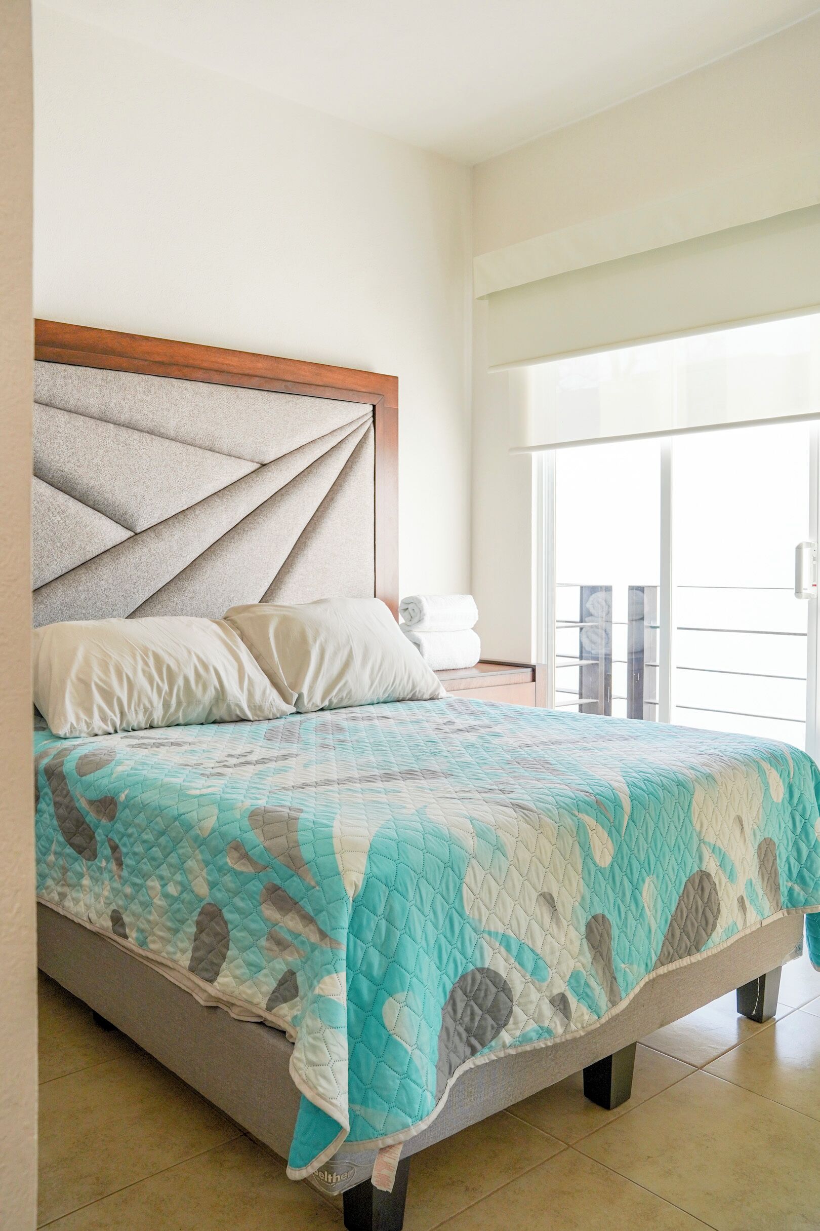 3 habitaciones, edredón, escritorio y espacio para trabajar con laptop 