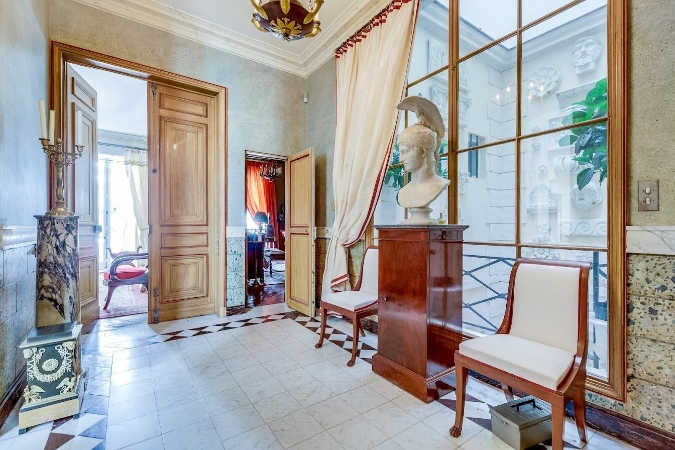 Een douche, handdoeken, zeep, shampoo