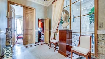 Een douche, handdoeken, zeep, shampoo