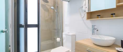 Douche, sĂšche-cheveux, serviettes fournies, papier toilette