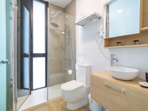 Dusche, Haartrockner, Handtücher, Toilettenpapier