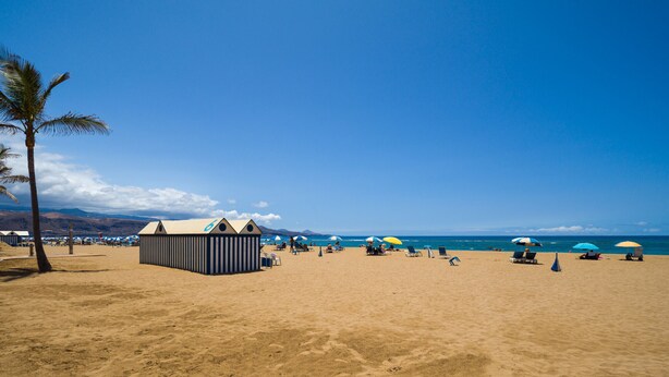 A beach with sand, palm trees, and beach huts. - VIVENTE 3B BY CANARIAS GETAWAY (Las Palmas de Gran Canaria)