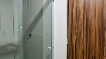 Appartement Confort, 2 chambres, non-fumeurs | Salle de bain | Douche, serviettes fournies