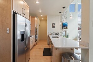 Fridge, microwave, oven, stovetop - 3min Walk to Ski Lifts*Hot Tub*Sauna*Views (Brian Head)