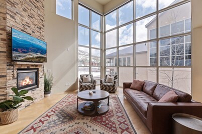 Luxurious Brian Head loft w/ spa, sauna & views!