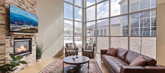 3min Walk to Ski Lifts*Hot Tub*Sauna*Views