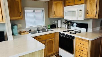 Microwave, stovetop, dishwasher, coffee/tea maker