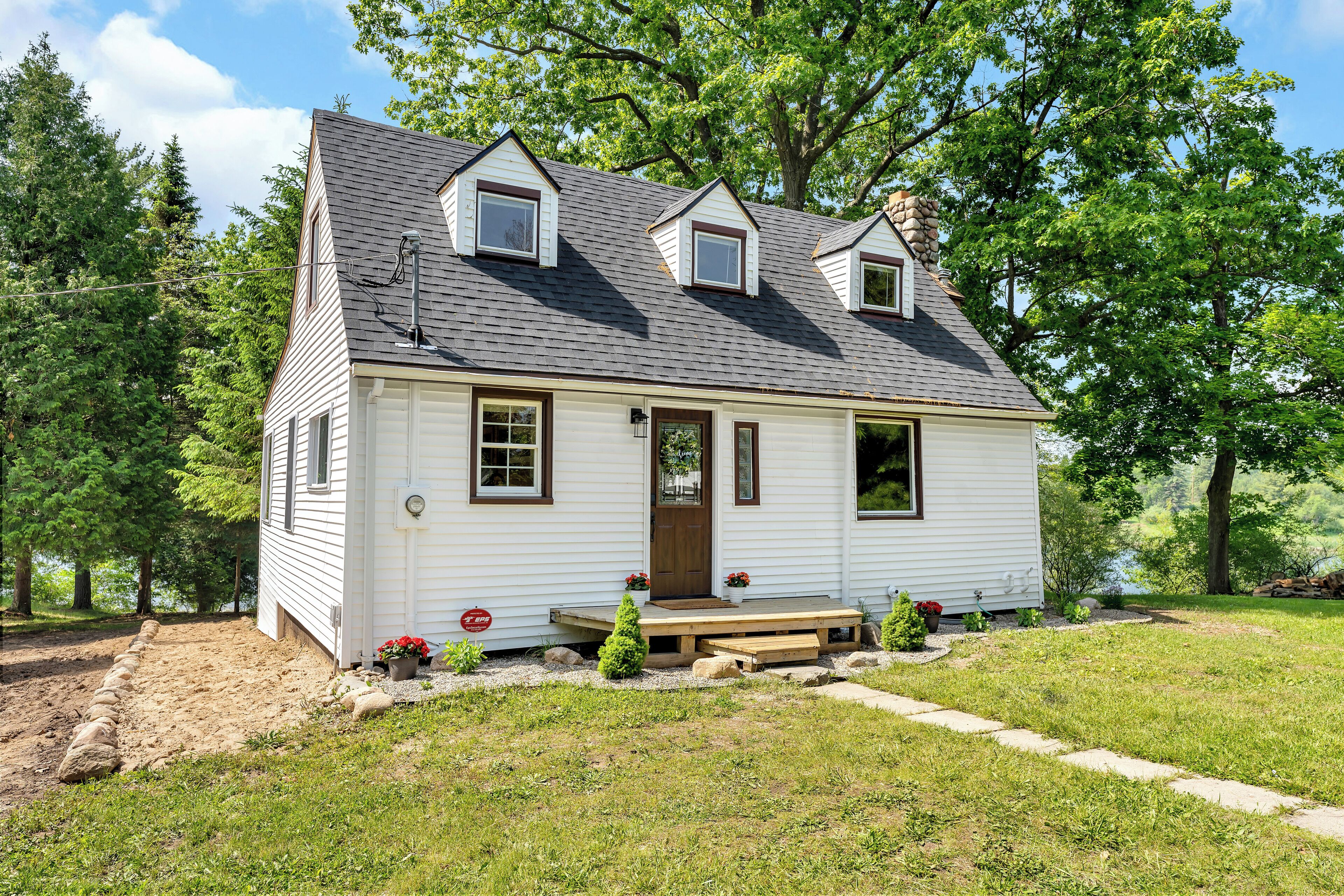 Lakefront Cottage w/AC, King Beds, High Speed WiFi & Sandy Beach