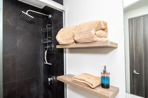 Dusche, Haartrockner, Handtücher, Seife