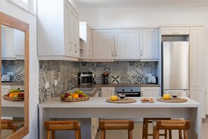 Placa de cocina, lavavajillas, cafetera/tetera, tostadora