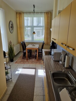 Frigorífic, microones, forn i placa de cuina 