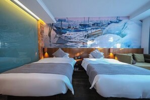 A hotel room with two beds, a large painting of boats, and a wooden headboard. - Haodifang Business Hotel (Quanzhou)