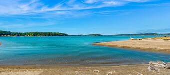 Serene family getaway with shared pool and hot tub, deck and gas grill