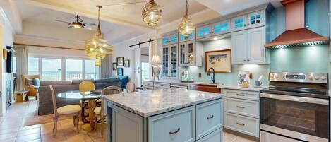 Frigorifero, microonde, forno, piano cottura