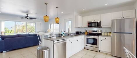 ثلاجة، ميكروويف، فرن، موقد طهي مسطح