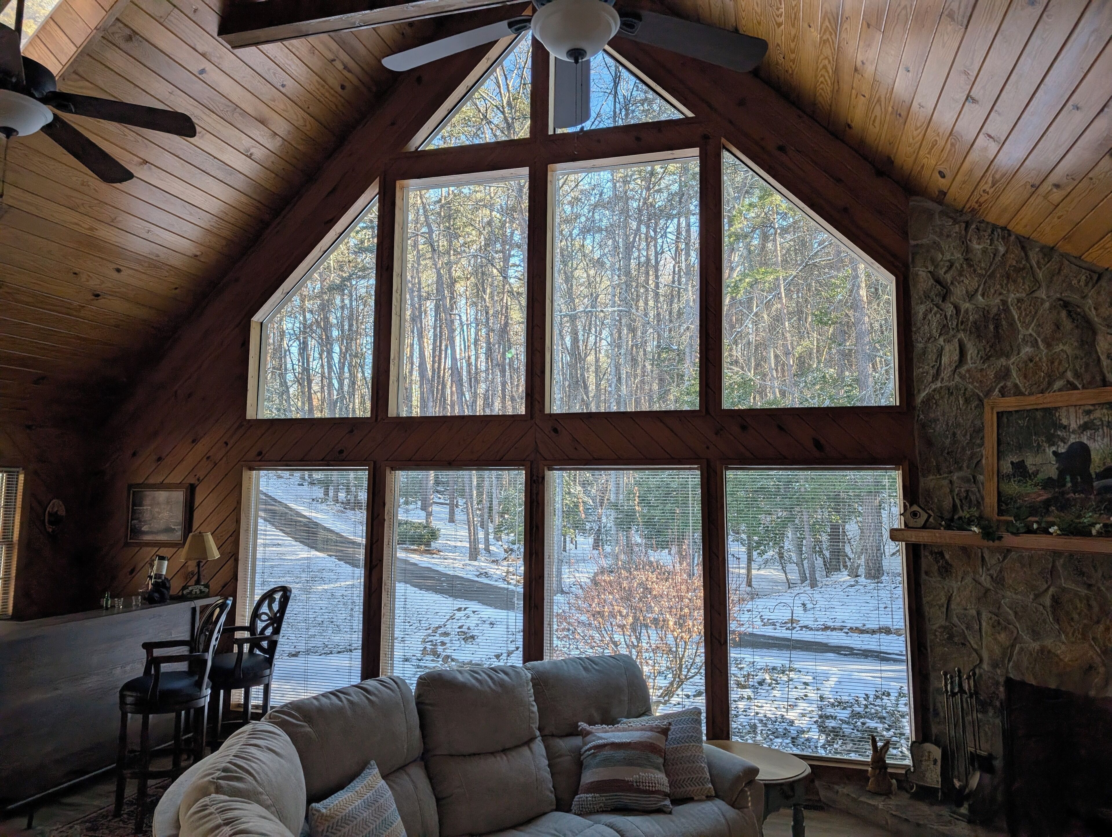 Smart TV, fireplace, DVD player, ping pong