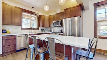 ثلاجة، ميكروويف، فرن، موقد طهي مسطح