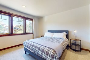 2 室のベッドルーム、旅行用ベビーベッド、インターネット、ベッドシーツ