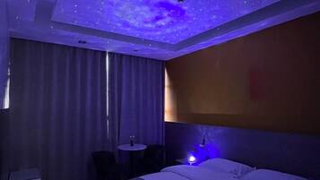 Een hotelkamer met een bed, een bureau en een stoel.