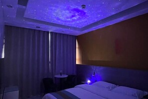 Een hotelkamer met een bed, een bureau en een stoel.