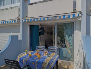 Outdoor dining - Sol-y-Days Floralies 2, Studio with terrace and swimming pool (Le Grau-du-Roi)