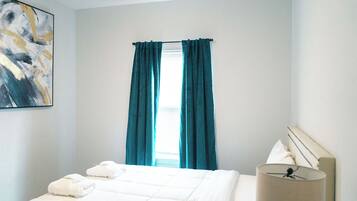 3 habitaciones, escritorio, tabla de planchar con plancha y wifi gratis