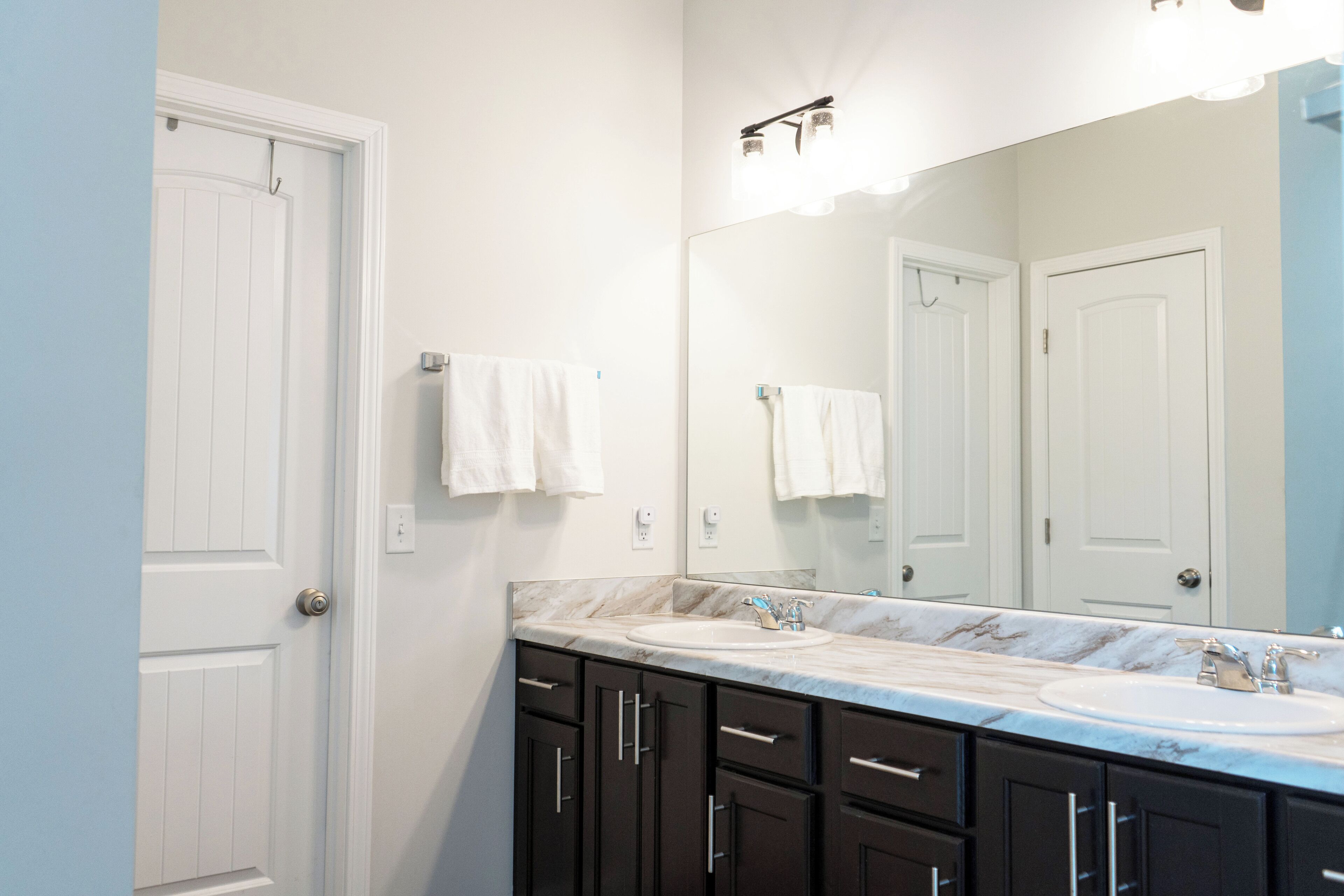 Secadora de cabello, toallas, jabón, shampoo 