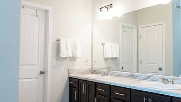 Secadora de cabello, toallas, jabón, shampoo