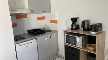 Réfrigérateur, micro-ondes, cafetière/bouilloire, bouilloire électrique