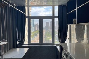 A modern kitchen with a large window, a sink, and a countertop. - Korla Ronghui Yi Hotel (Xiangli Avenue Food Street Branch) (Korla)
