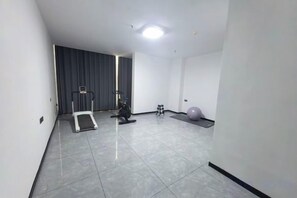 A room with a treadmill, exercise ball, and a small step platform. - Korla Ronghui Yi Hotel (Xiangli Avenue Food Street Branch) (Korla)
