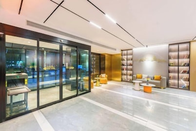 Korla Ronghui Yi Hotel (Xiangli Avenue Food Street Branch)