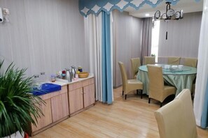 Restaurant - Korla Ronghui Yi Hotel (Xiangli Avenue Food Street Branch) (Korla)