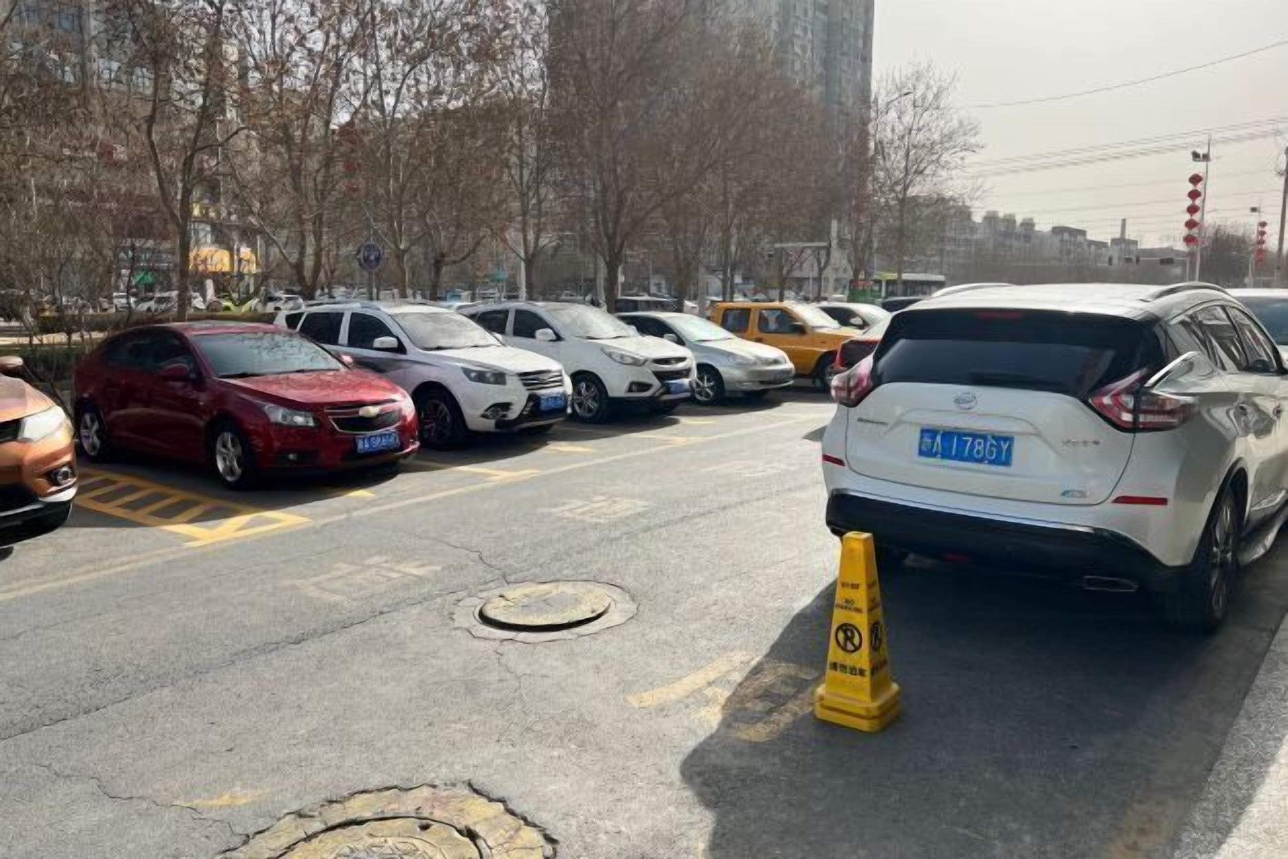 مواقف سيارات مجانية