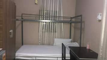 1 habitación, caja de seguridad en la habitación y escritorio