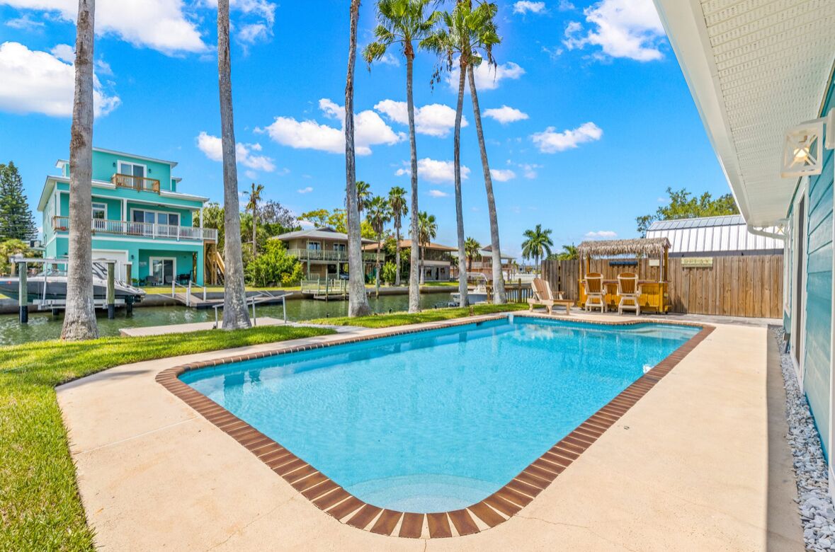 Refreshing 3 bedroom, 2 bathroom house with in ground pool on a canal in Hudson