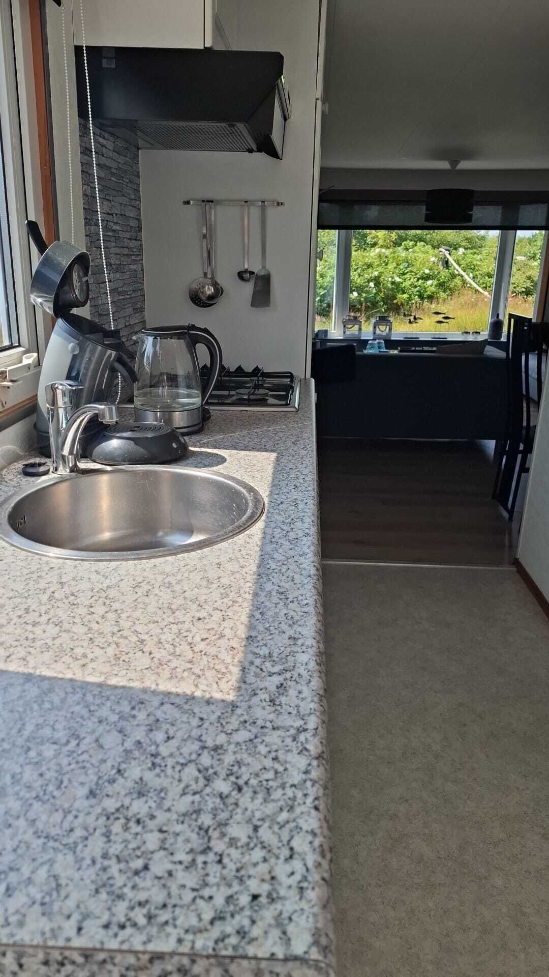 Fridge, oven, stovetop, coffee/tea maker