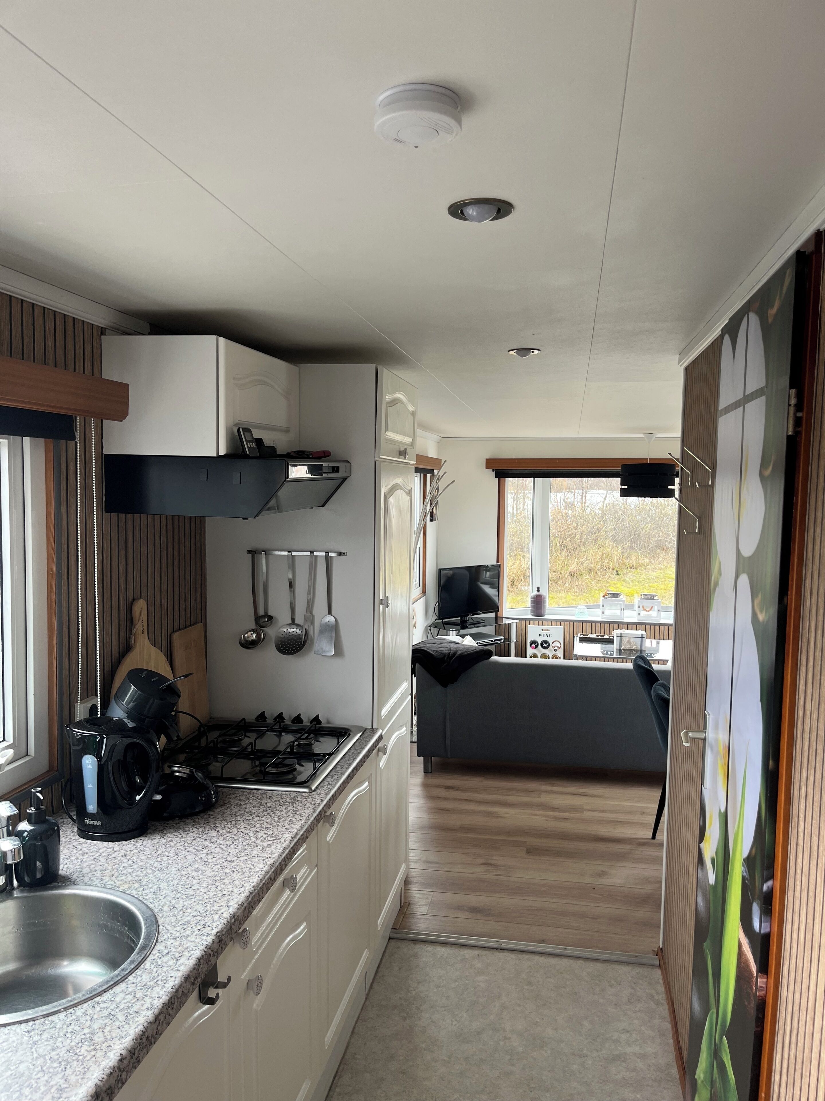 Réfrigérateur, un four, surface de cuisson, cafetière-théière