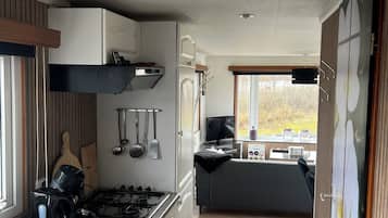 Réfrigérateur, un four, surface de cuisson, cafetière-théière