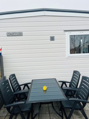Outdoor dining - Chalet T12 inclusief Fietsen. Zee en Strand op loopafstand! (Buren)