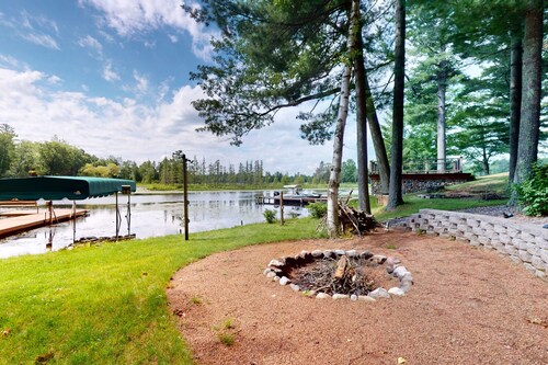 Lakefront home with large patio, fire pit, W/D & WIFI