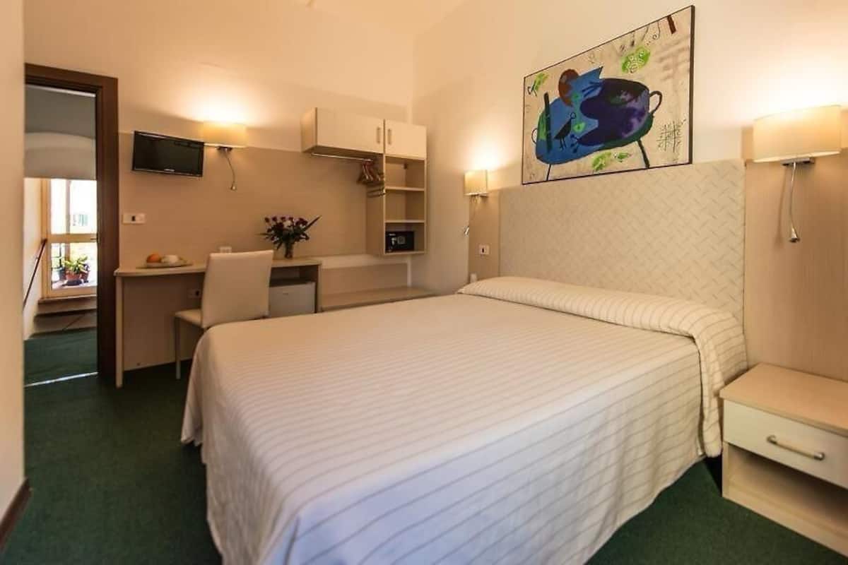 Klassieke kamer, 1 twee- of 2 eenpersoonsbedden | Een bureau, gratis wifi, beddengoed