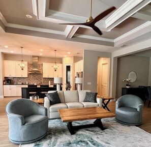Smart TV, chimenea, tenis de mesa y libros
