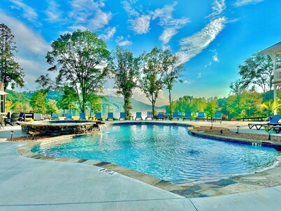 Lakefront "Double Studio"-Lake, Pool, Splash Pad, hot tub, fire pit, kayaks, etc