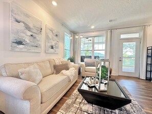 Smart TV, table football - Lakefront "Double Studio"-Lake, Pool, Splash Pad, hot tub, fire pit, kayaks, etc (Cedar Bluff)