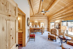 4 bedrooms, desk, iron/ironing board, Internet